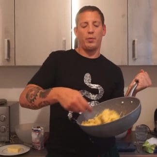 Traphousekitchen: Money Boy kocht Mac & Cheese mit dem Secret-Rezept