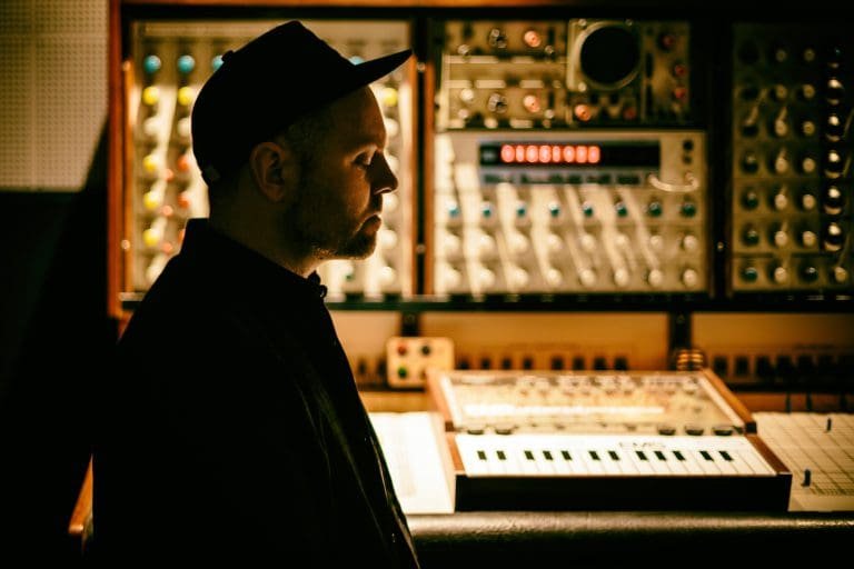 Gewinne 3 x 2 Karten für DJ Shadows „The Mountain Will Fall“-Tour