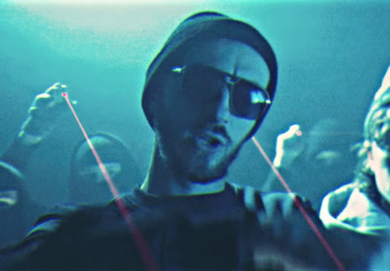 Pol1z1stens0hn – Blasser dünner Junge macht sein Job