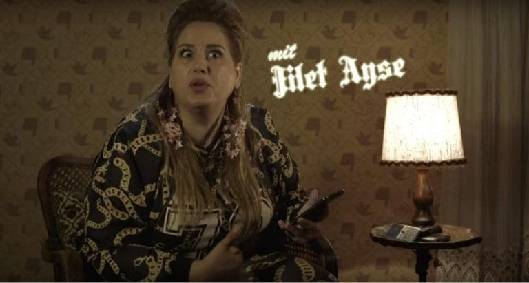 Jilet Ayse bei Disslike [Video]