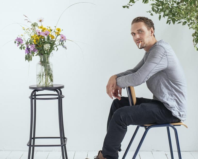 Interview: Merlin über sein Debütalbum, auf Tour mit Freunden, die Liebe zur Gastronomie u.v.m.