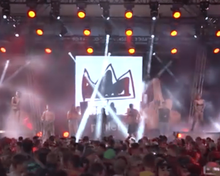 Frauenarzt – Zieh dein Shirt aus Remix feat. SXTN (Live-Video)