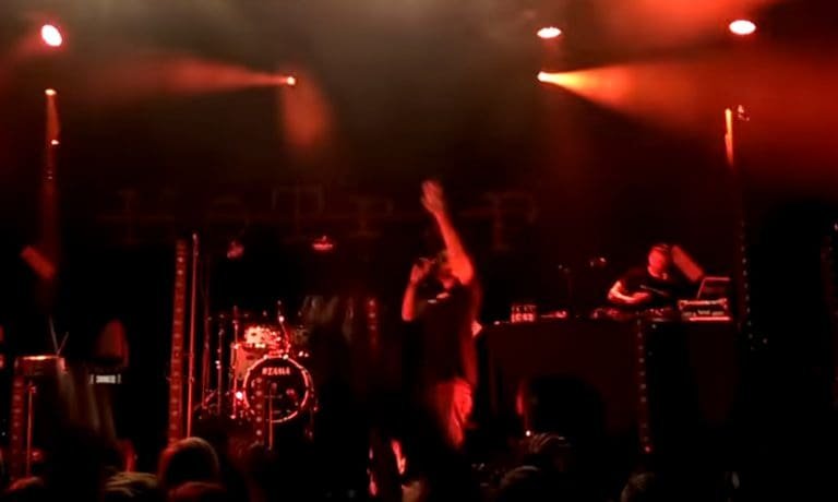 Ali As – Hoodie X Chucks (live) [Video]