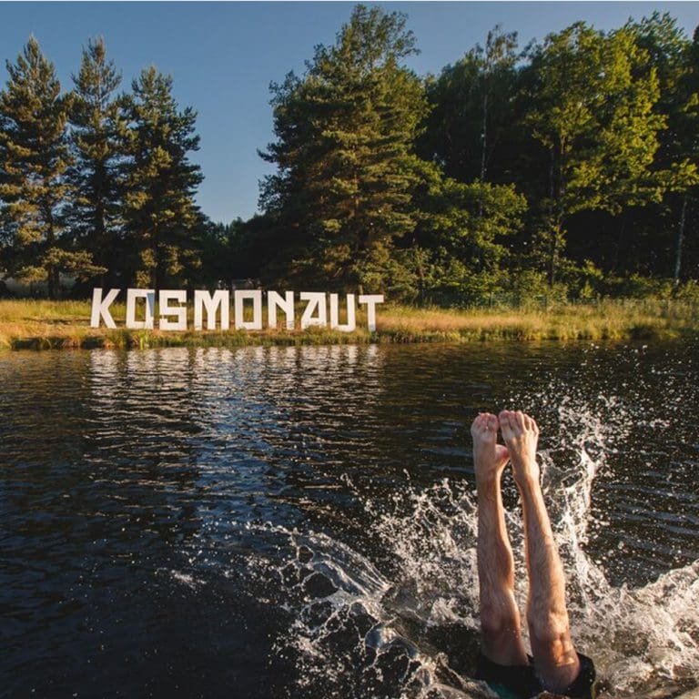 Gewinne 2×2 Tickets für das Kosmonaut Festival am Stausee Rabenstein!