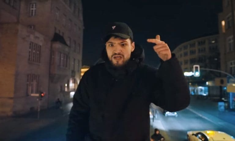 Brudi030 feat. Luvre47 – 44er (prod. Goldfinger) [Video]