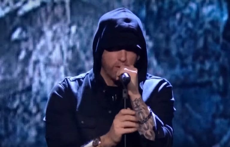 Eminem performt „Walk on Water“ live [Video]