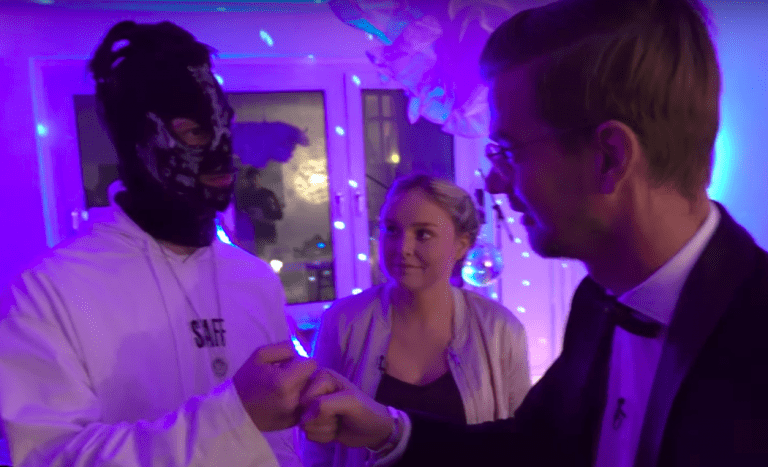 Genetikk flüstern Gute-Nacht-Rap bei Circus Halligalli
