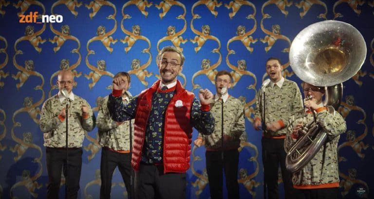 Jan Böhmermann – Lass die Affen aus’m Zoo (Parodie) [Video]