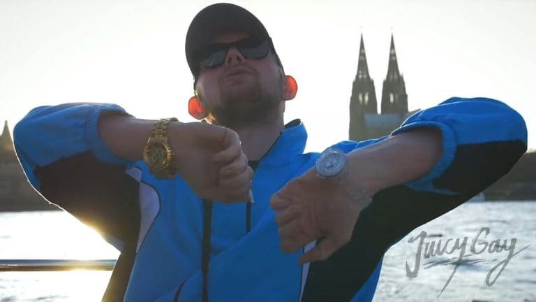 Juicy Gay – 2 Uhren (prod. AsadJohn) [Video]