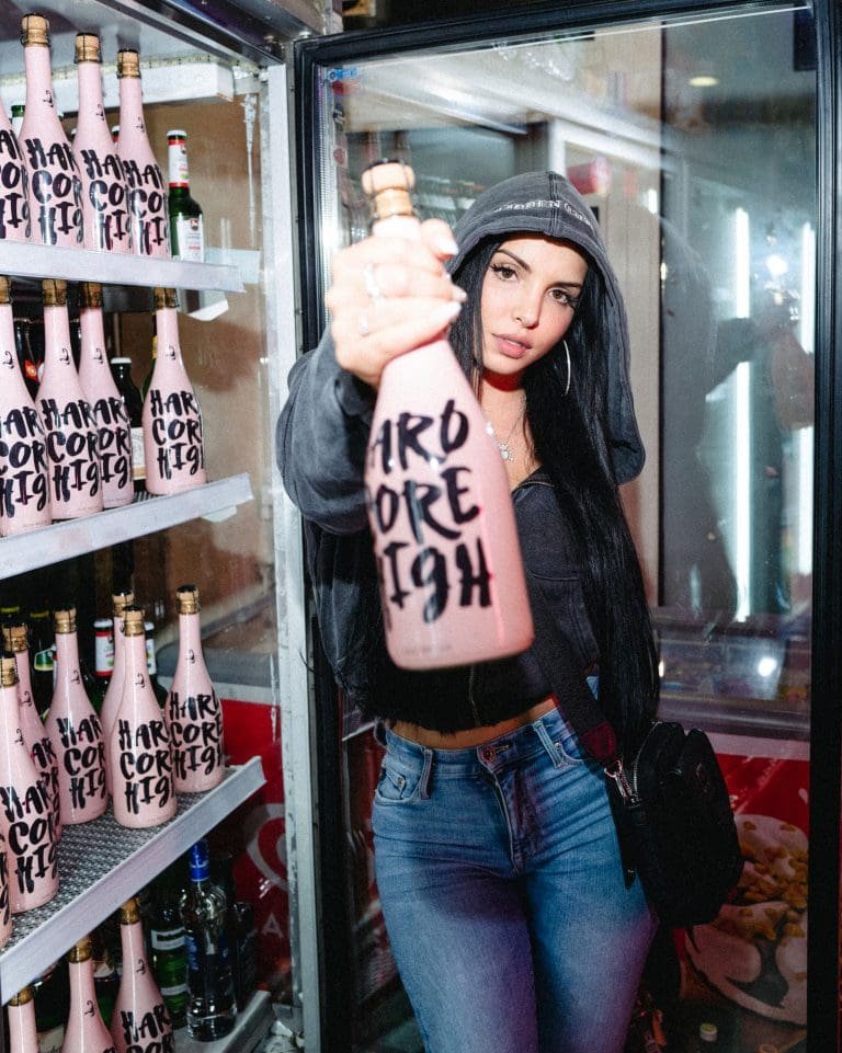 Juju bringt ihren eigenen Pfirsich-Secco auf den Markt