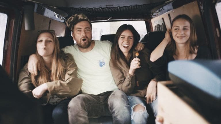 Marteria spielt Fans sein neues Album im Bus vor [Video]