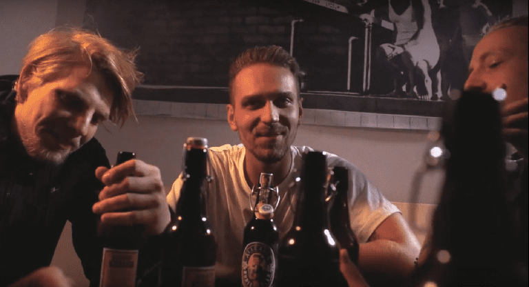 Merlin feat. Ted Gillian & Julie Brown – Tut mir Leid Baby [Video]