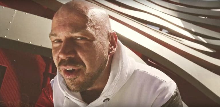 Pillath kündigt Album „Ein Onkel von Welt“ für Juni an und veröffentlicht das erste Video „Bars“