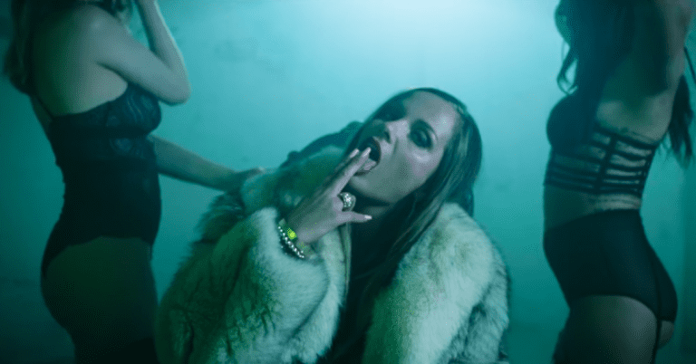 Schwesta Ewa – Schubse den Bullen [Video]