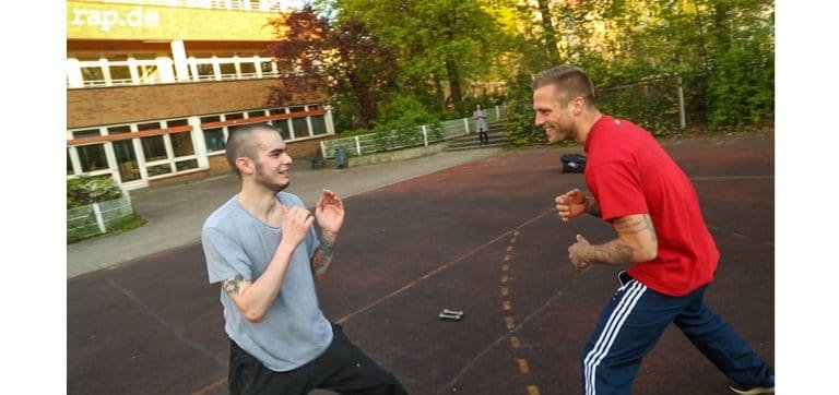 Skinny in Gefahr #1: Boxtraining mit Kontra K [rap.de-TV]