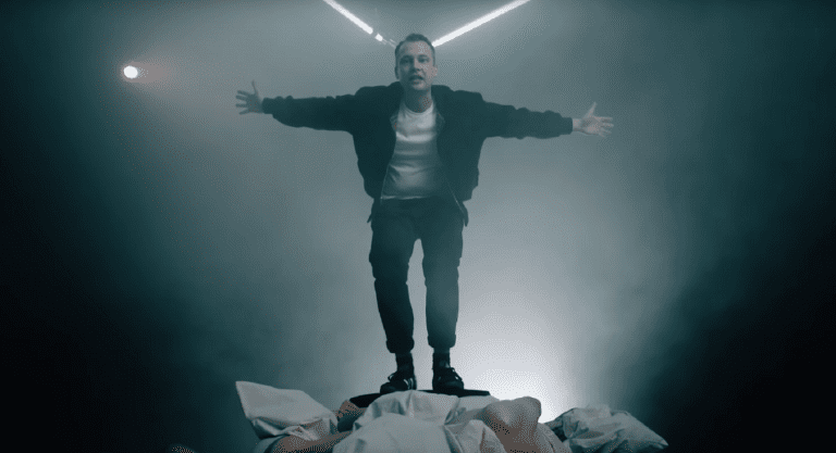 Zugezogen Maskulin performen neuen Track „Steffi Graf“ live [Video]